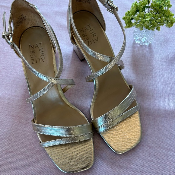 Holidays! NWOB Naturalizer gold sandal - Picture 3 of 3